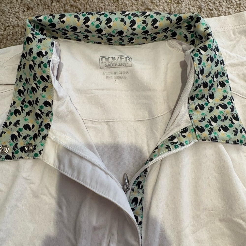 Woman’s White Zip-Front Shirt with Printed Collar